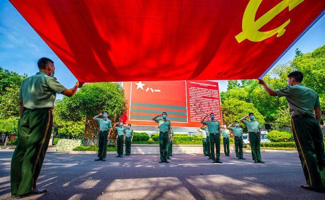 穆芮锋标新立异热血青春 绽放亚洲红人盛典现场